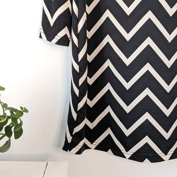 black & off white chevron pattern long sleeve dress, xs - Picture 4 of 12